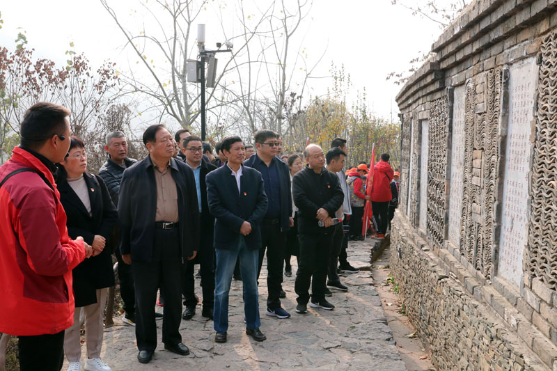 党员同志们走上愚公路，欣赏历代文人对愚公精神的评价，身临其境地感受了愚公移山精神.jpg