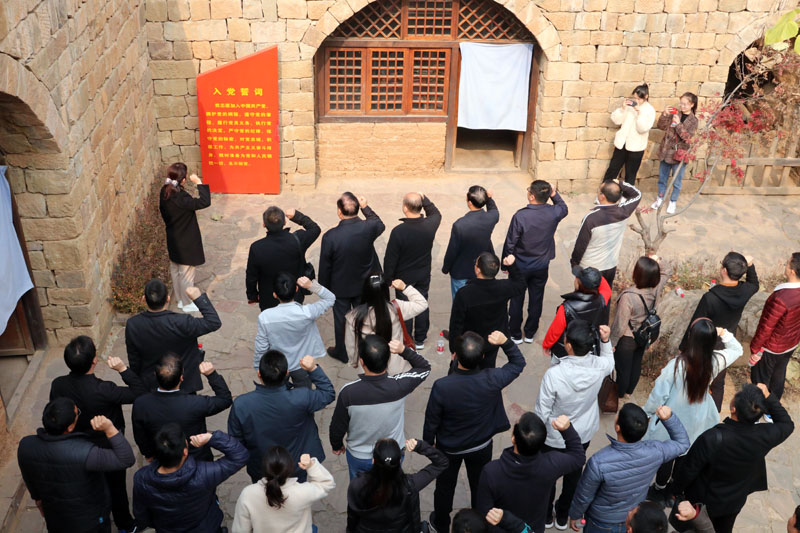 2在觉悟院，党员干部重温了入党誓词.jpg